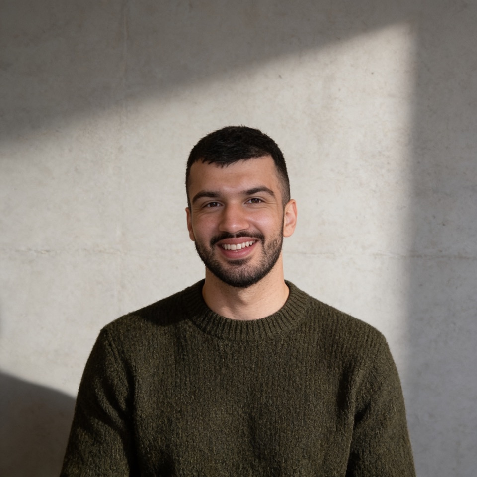 Nazir Dogan running an AI session